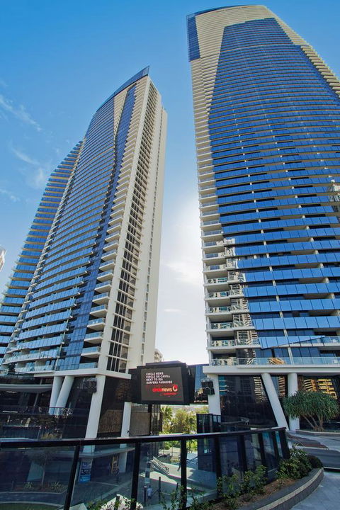 Circle On Cavill - Gclr - Accommodation Whitsundays 35