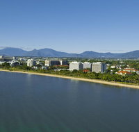 Holiday Inn Cairns Harbourside - Accommodation Whitsundays