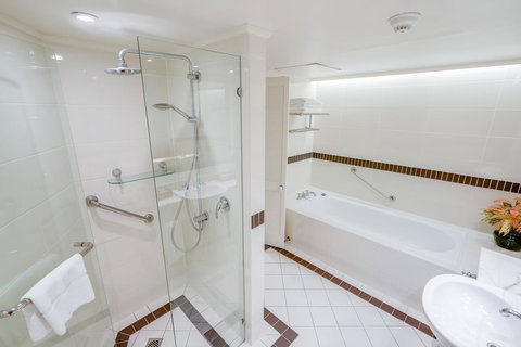 InterContinental Sanctuary Cove Resort, An IHG Hotel - Accommodation Whitsundays 2