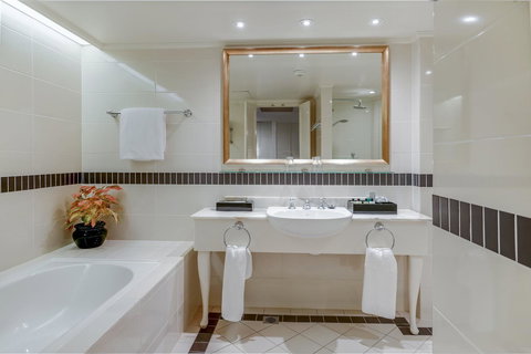 InterContinental Sanctuary Cove Resort, An IHG Hotel - Accommodation Whitsundays 5