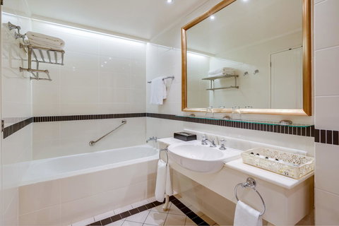 InterContinental Sanctuary Cove Resort, An IHG Hotel - Accommodation Whitsundays 8