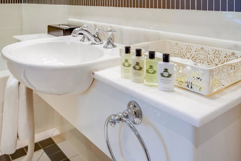 InterContinental Sanctuary Cove Resort, An IHG Hotel - Accommodation Whitsundays 18