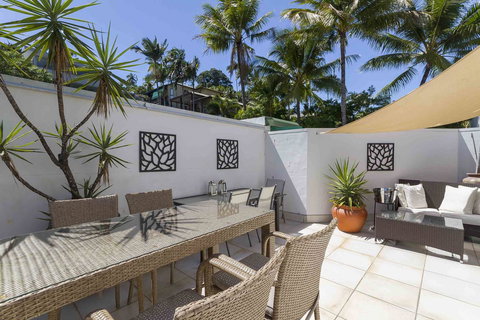 Club Tropical Resort - Official Onsite Reception & Check In - Accommodation Whitsundays 23