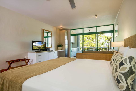 Club Tropical Resort - Official Onsite Reception & Check In - Accommodation Whitsundays 20