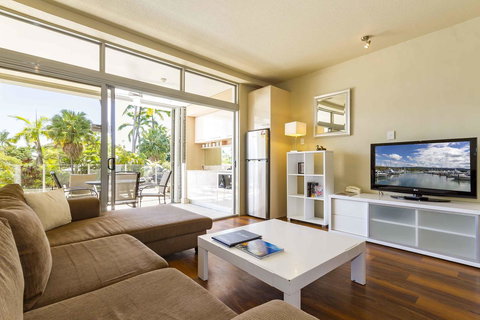 Club Tropical Resort - Official Onsite Reception & Check In - Accommodation Whitsundays 11