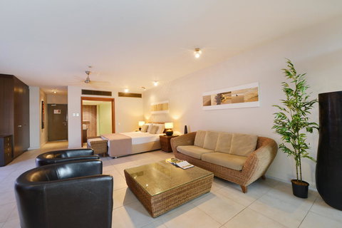 Club Tropical Resort - Official Onsite Reception & Check In - Accommodation Whitsundays 27