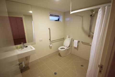 Domain Serviced Apartments - Accommodation Whitsundays 13