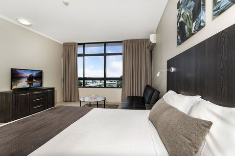 Sunshine Tower Hotel - Accommodation Whitsundays 9