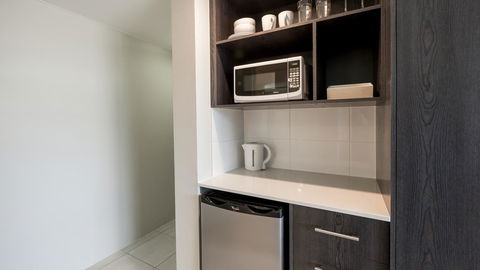 Sunshine Tower Hotel - Accommodation Whitsundays 8