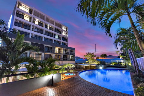 Sunshine Tower Hotel - Accommodation Whitsundays 0