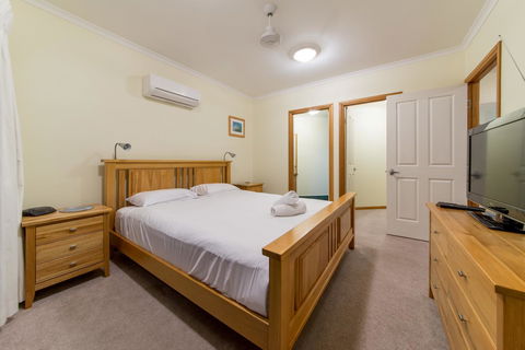 Paradise Penthouse At Waves - Airlie Beach - Accommodation Whitsundays 12