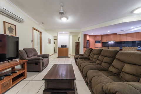 Paradise Penthouse At Waves - Airlie Beach - Accommodation Whitsundays 8