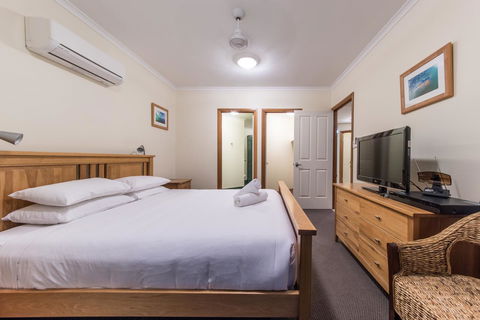 Paradise Penthouse At Waves - Airlie Beach - Accommodation Whitsundays 11