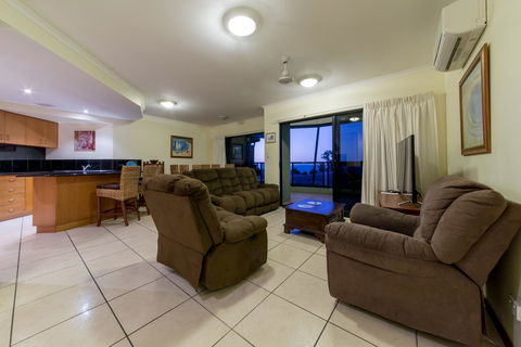 Paradise Penthouse At Waves - Airlie Beach - Accommodation Whitsundays 10