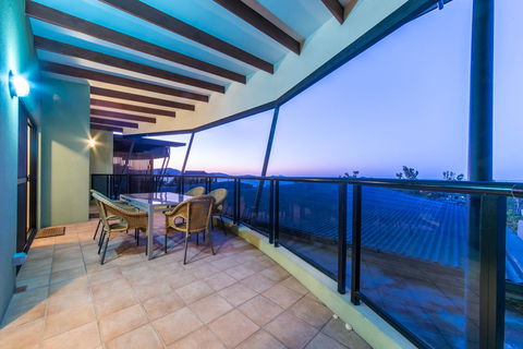 Paradise Penthouse At Waves - Airlie Beach - Accommodation Whitsundays 26