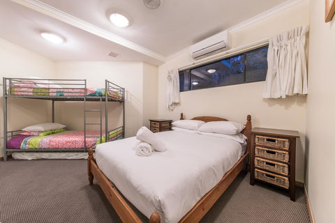 Paradise Penthouse At Waves - Airlie Beach - Accommodation Whitsundays 16