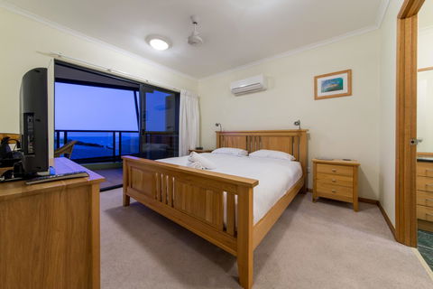Paradise Penthouse At Waves - Airlie Beach - Accommodation Whitsundays 13