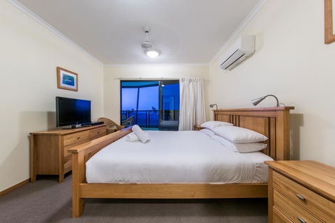 Paradise Penthouse At Waves - Airlie Beach - Accommodation Whitsundays 15