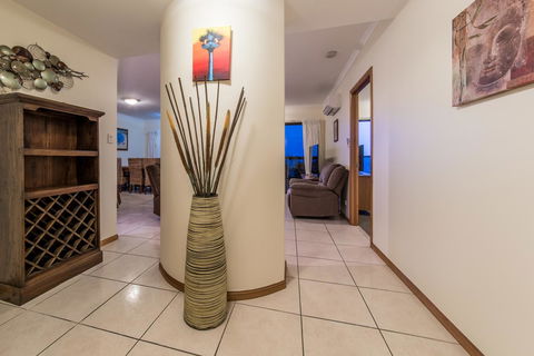 Paradise Penthouse At Waves - Airlie Beach - Accommodation Whitsundays 19
