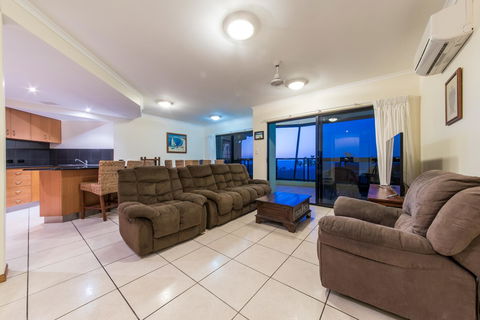 Paradise Penthouse At Waves - Airlie Beach - Accommodation Whitsundays 9