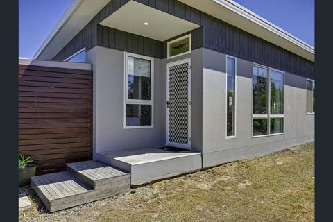 Weston Farm Seaside Stay - Accommodation Whitsundays 1