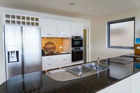 Whale View - Grand Luxurious Beachfront Home - Accommodation Whitsundays 3