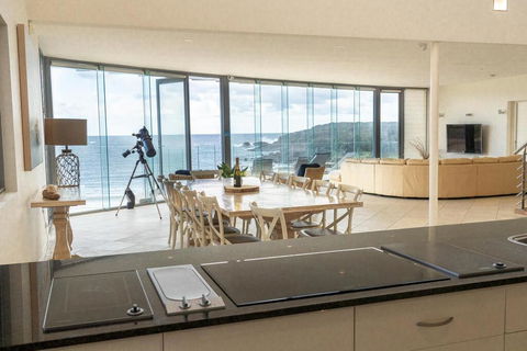 Whale View - Grand Luxurious Beachfront Home - Accommodation Whitsundays 1