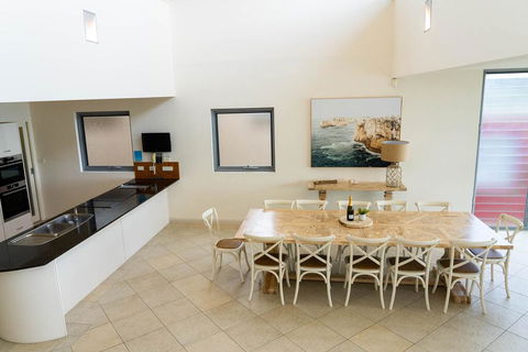 Whale View - Grand Luxurious Beachfront Home - Accommodation Whitsundays 2