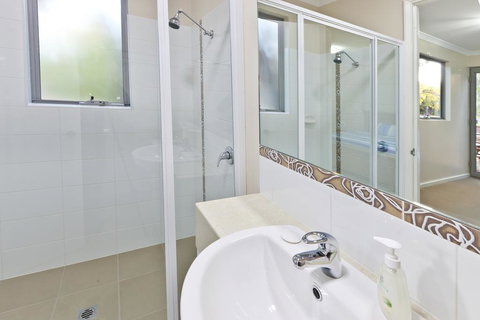 Whatmans Beach House - Accommodation Whitsundays 3