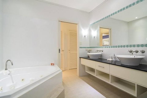 Whispering Palms - Accommodation Whitsundays 3