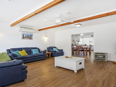 Whispering Waves - Relaxing Beach House - Accommodation Whitsundays 2