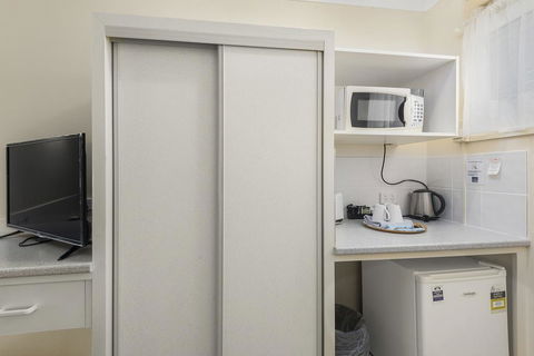 Whiteoaks Motel & Lodges - Accommodation Whitsundays 1