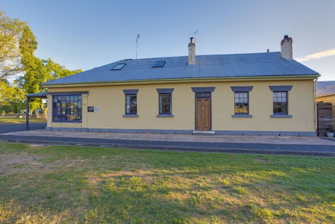 Whites Corner - Accommodation Whitsundays 0
