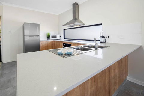 WHITSUNDAY Brand New Townhouse Close To Boardwalk - Accommodation Whitsundays 1