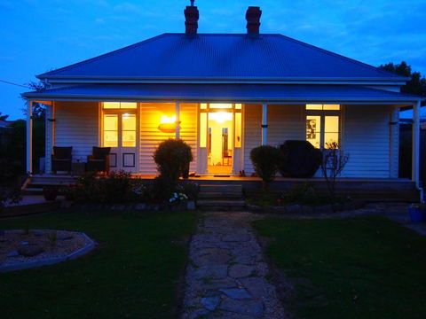 Windsor Cottage - Accommodation Whitsundays 0