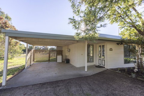 Woongara Cottage - Pet Friendly Country Retreat - Accommodation Whitsundays 3