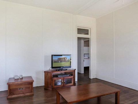 Yamba Pilot Cottage 1 - Pets Welcome - Close To Beach - Accommodation Whitsundays 1
