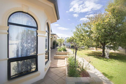 Yellow Rose Cottage - Accommodation Whitsundays 2