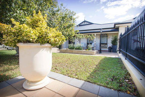 Yellow Rose Cottage - Accommodation Whitsundays 1