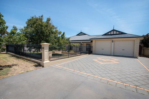 Yellow Rose Cottage - Accommodation Whitsundays 0