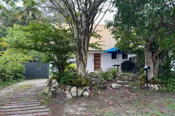 27 Green Valley Drive - Rainbow Beach. Beach Chalet. Pets Welcome with Accommodation Whitsundays