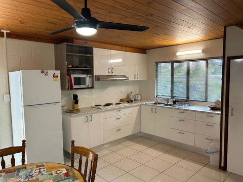 27 Green Valley Drive - Rainbow Beach. Beach Chalet. Pets Welcome - Accommodation Whitsundays 1