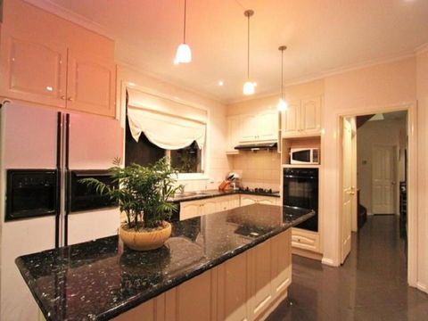 Abbotsford Private Rooms & Pods - 15 Charles Homestay - Accommodation Whitsundays 3