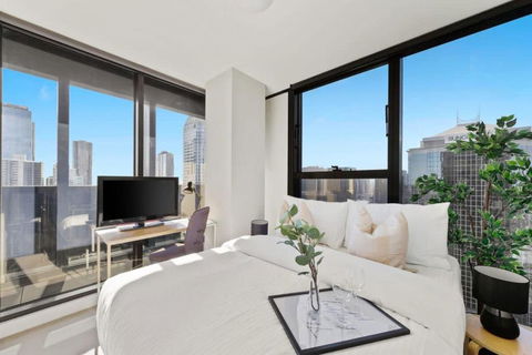 A 2BR Apt On Collins With City Views FREE Parking - Accommodation Whitsundays 0