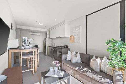 A 2BR Apt On Collins With City Views FREE Parking - Accommodation Whitsundays 1