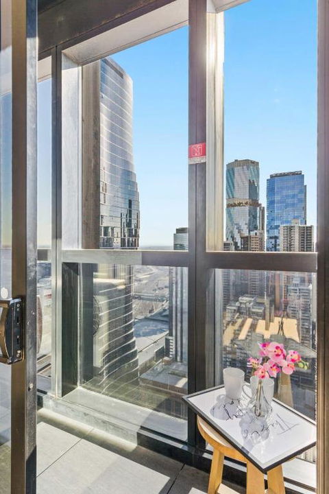 A 2BR Apt On Collins With City Views FREE Parking - Accommodation Whitsundays 4