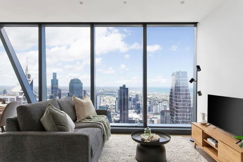 A 2BR Apt With Amazing City Views, FREE Parking - Accommodation Whitsundays 0