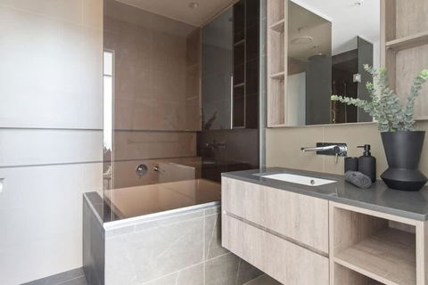 A 2BR Apt With Amazing City Views, FREE Parking - Accommodation Whitsundays 2