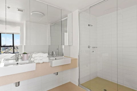 A 2BR Apt With Amazing Harbor Views FREE Parking - Accommodation Whitsundays 2