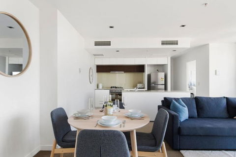 A 2BR Apt With Amazing Harbor Views FREE Parking - Accommodation Whitsundays 3
